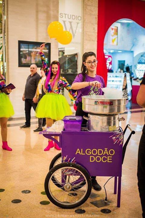 Carrinho de algodão doce em shopping