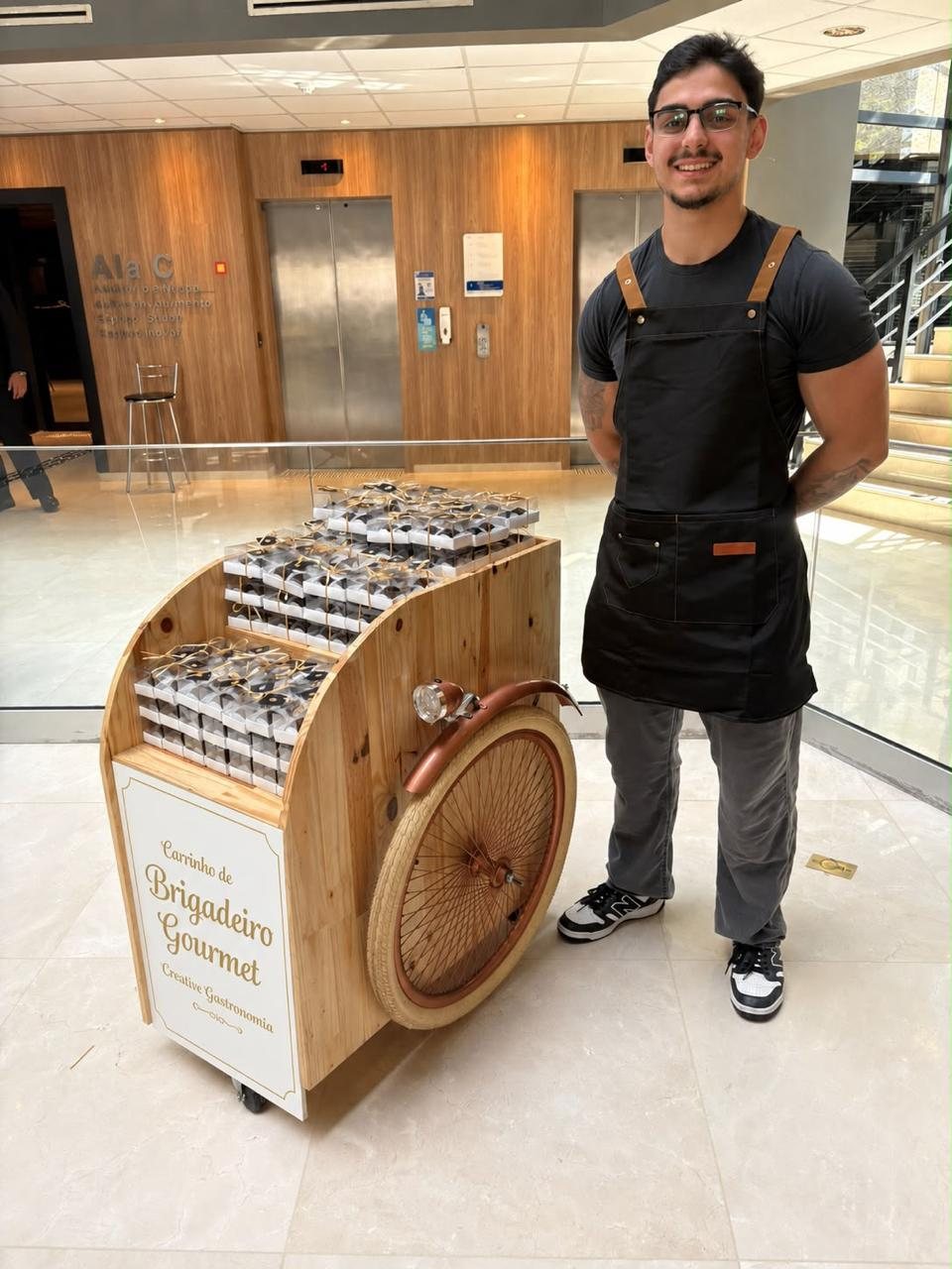 Carrinho de brigadeiro gourmet personalizado