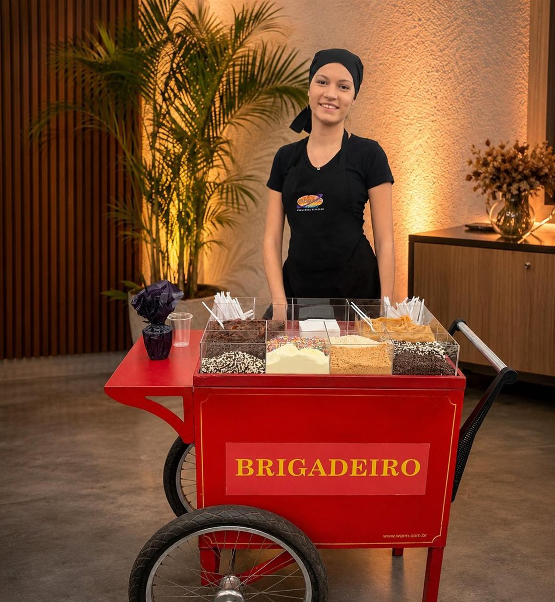 Carrinho de brigadeiro gourmet com coberturas