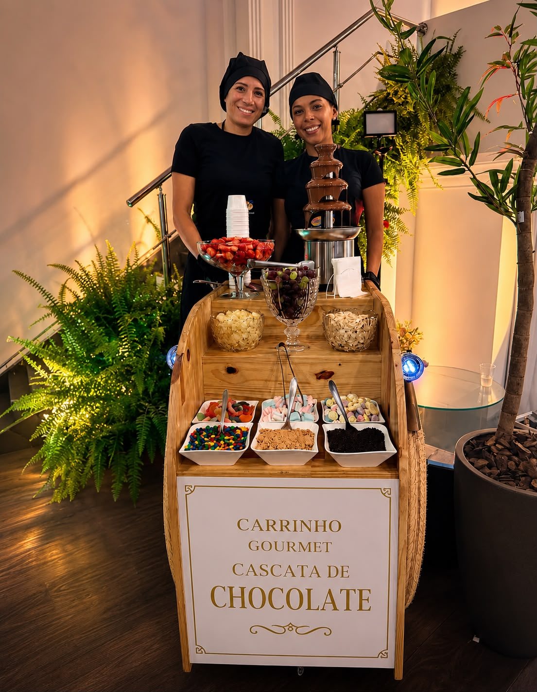 Carrinho gourmet de cascata de chocolate