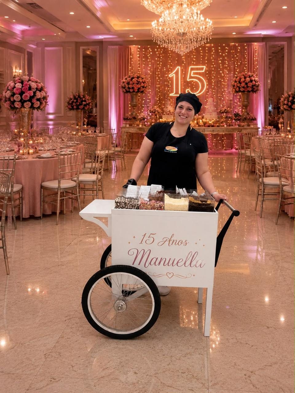 Carrinho de cascata de chocolate em festa de 15 anos