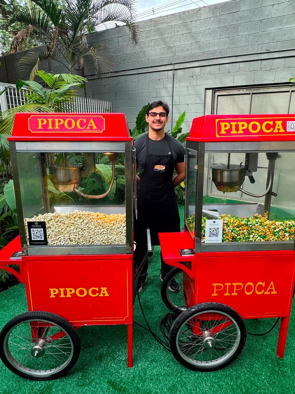 Carrinhos de pipoca em evento